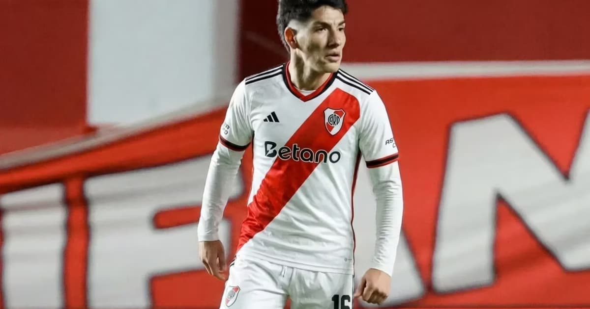 River busca un central.