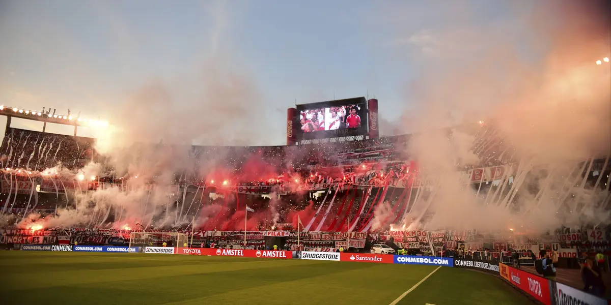 A lo largo de toda la historia de River pasaron muchísimos jugadores que tuvieron el privilegio de vestir la camiseta del Millonario y defender los colores de uno de los mejores equipos de Argentina ¿Quiénes son considerados como los 5 mejores jugadores de la historia del elenco de Núñez? Enterate de toda la información acá.