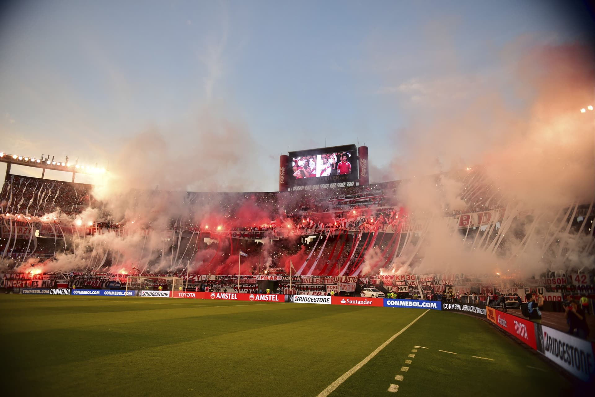 A lo largo de toda la historia de River pasaron muchísimos jugadores que tuvieron el privilegio de vestir la camiseta del Millonario y defender los colores de uno de los mejores equipos de Argentina ¿Quiénes son considerados como los 5 mejores jugadores de la historia del elenco de Núñez? Enterate de toda la información acá.