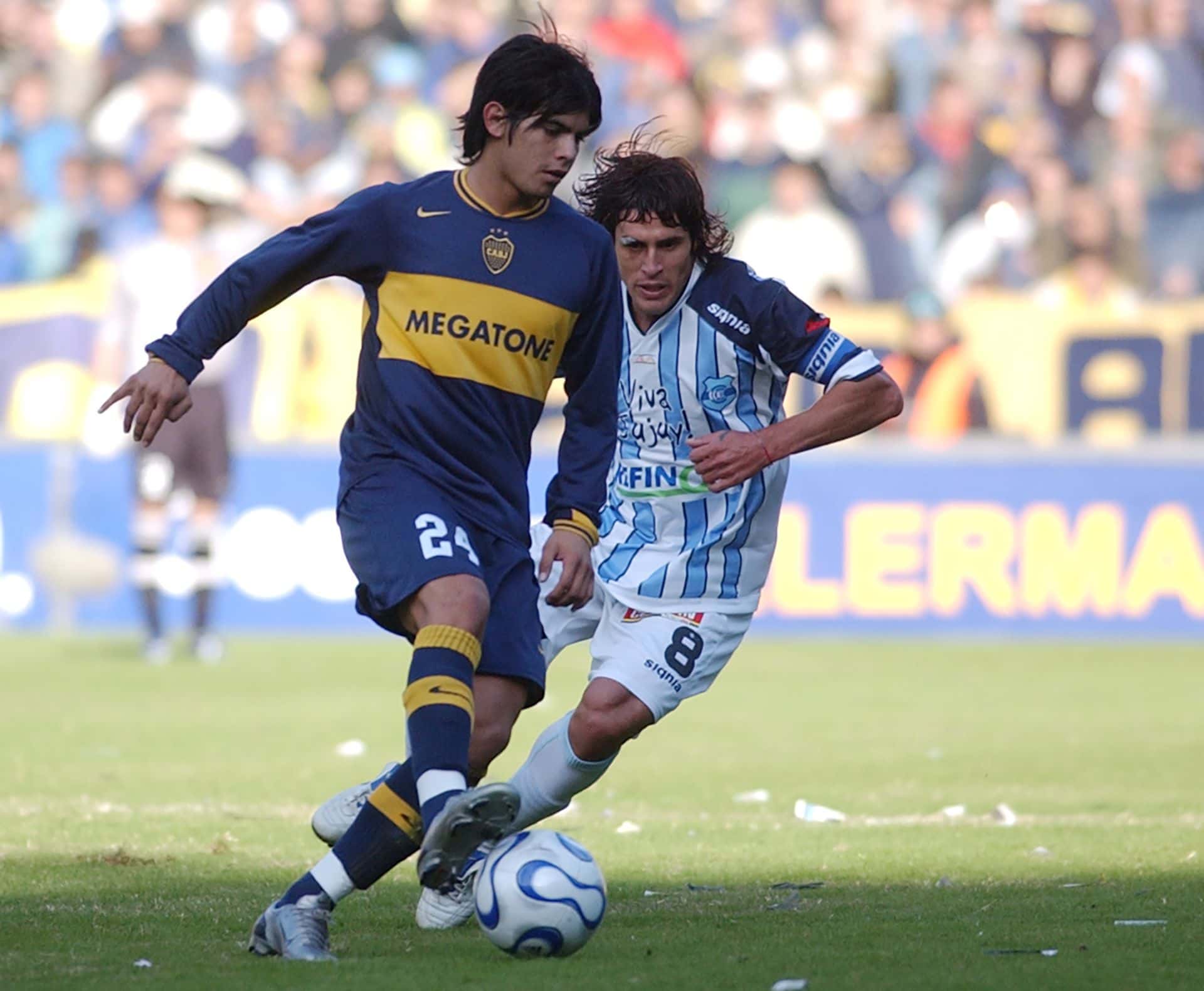 A lo largo del tiempo, en Boca Juniors pasaron muchísimos jugadores que supieron defender la camiseta del Xeneize con autoridad y algunos futbolistas dieron el salto a Europa dejándole una suma importante de dinero al club. Uno de ellos, fue Walter Samuel. Repasa acá las 10 ventas más caras en la historia de la institución.