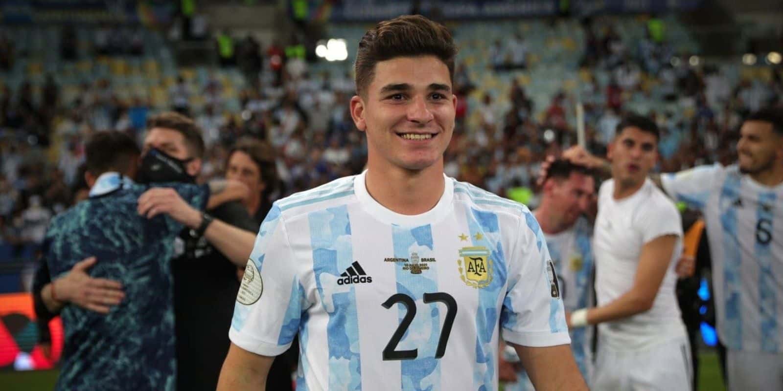 A poco tiempo de haber llegado al equipo de Guardiola, Álvarez ya recibió un gesto que resalta su buena actualidad en el equipo.