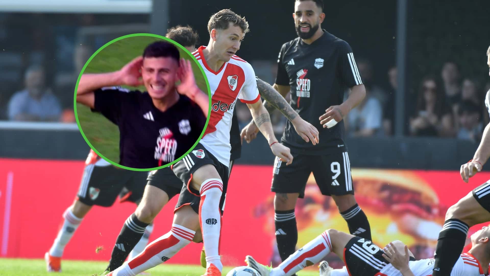 Acción de juego entre River y Deportivo Riestra.