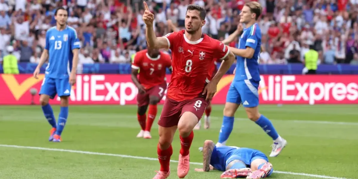 Acción de juego entre Suiza e Italia.