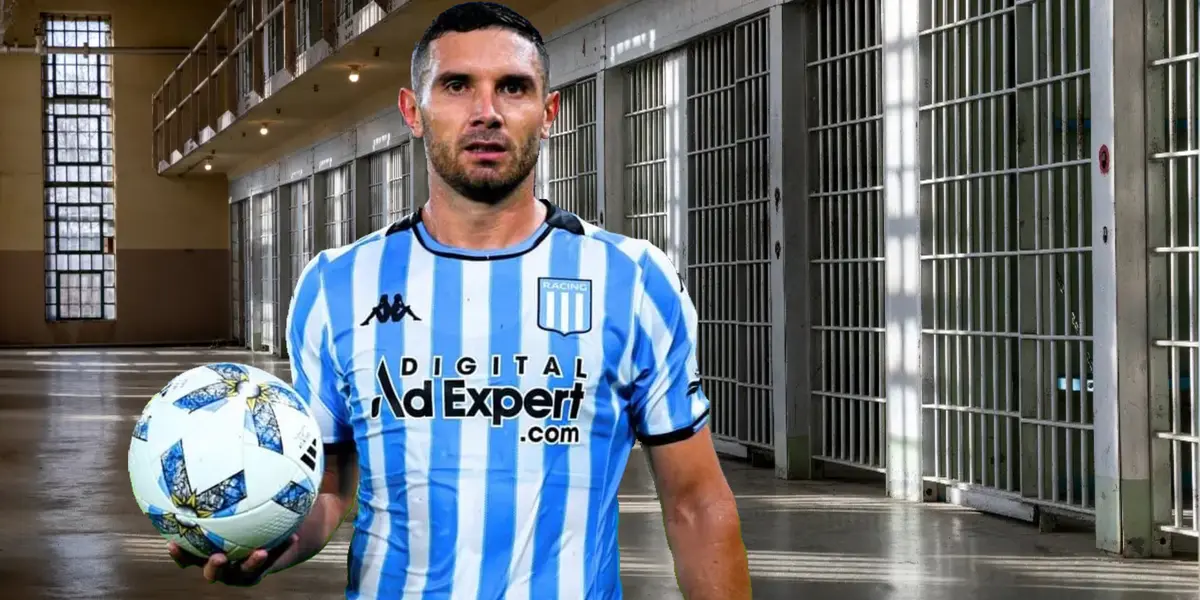 Adrían Martínez sostiene una pelota con la camiseta de Racing