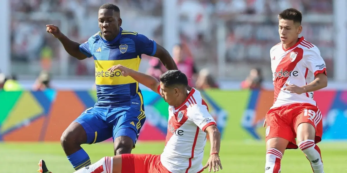 Advíncula en el partido de Boca vs River.