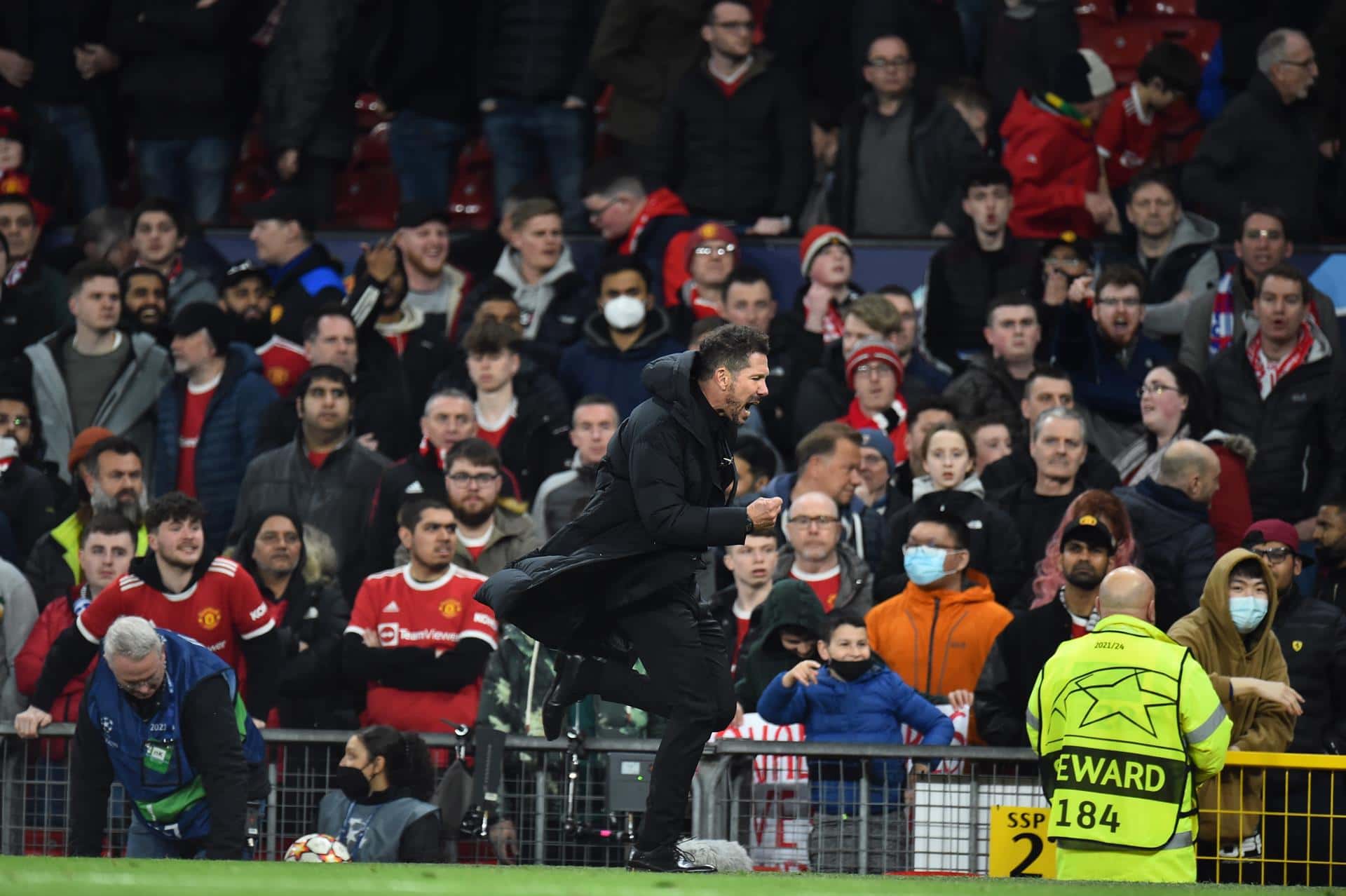 Al DT del Atlético de Madrid le largaron de todo luego del pitazo del árbitro que sentenció la eliminación del United y el pase a los cuartos de final del conjunto Colchonero.