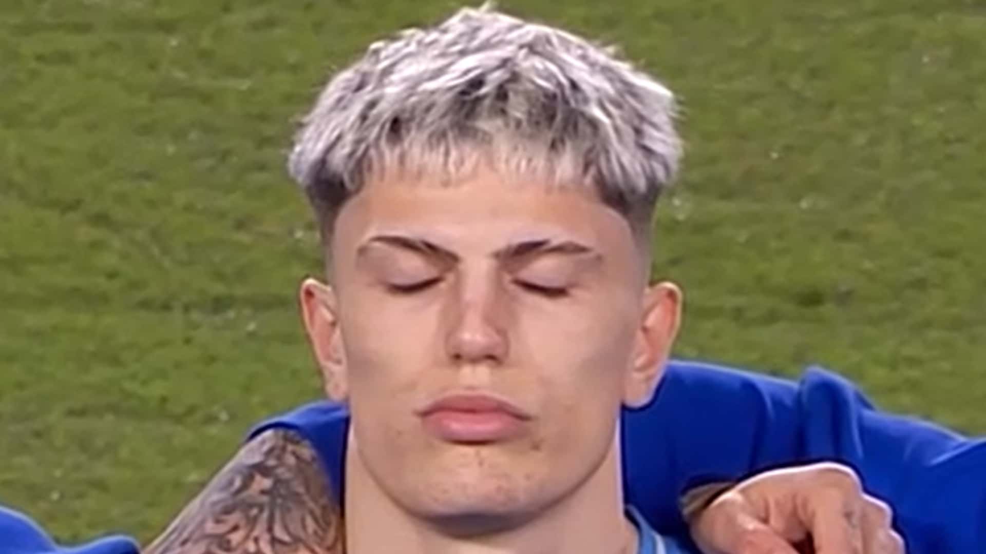Alejandro Garnacho cantando el himno