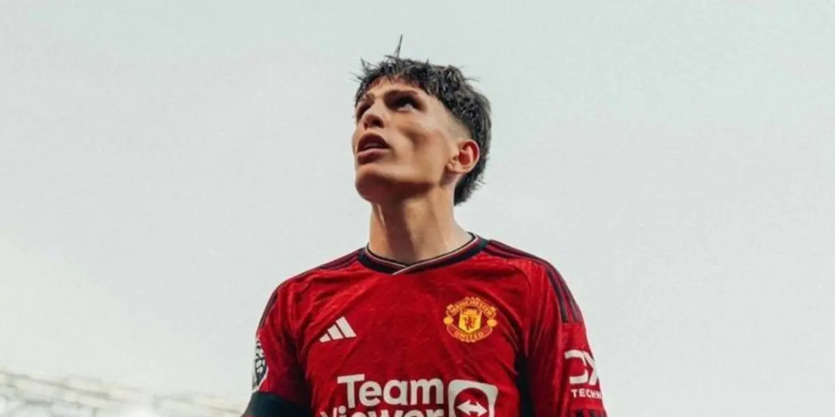 Alejandro Garnacho con la camiseta de Manchester United.