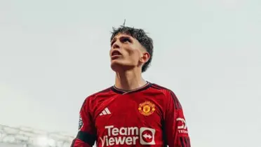 Alejandro Garnacho con la camiseta de Manchester United.