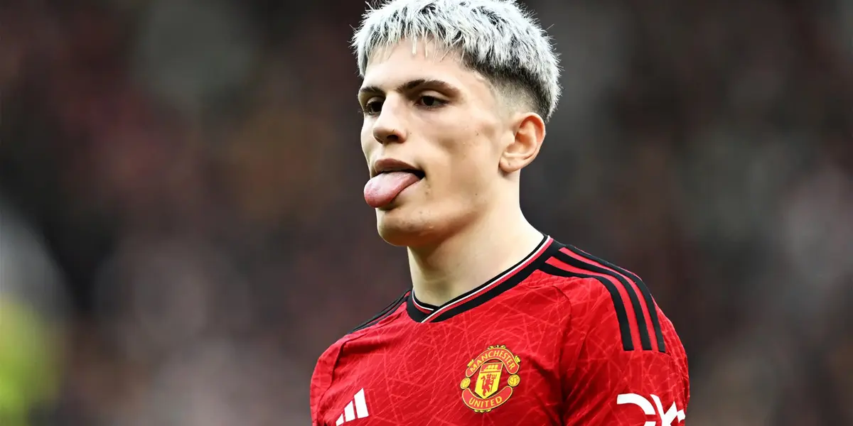 Alejandro Garnacho sacando la lengua con la camiseta de Manchester United.