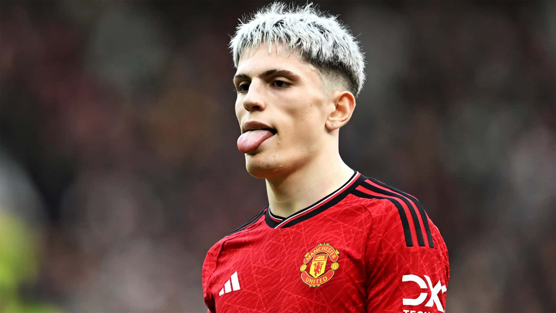 Alejandro Garnacho sacando la lengua con la camiseta de Manchester United.