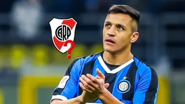 Alexis Sánchez aplaude con la camiseta del Inter de Italia.