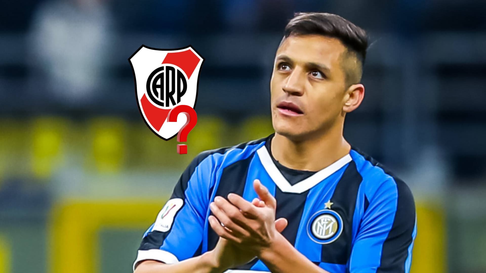 Alexis Sánchez aplaude con la camiseta del Inter de Italia.