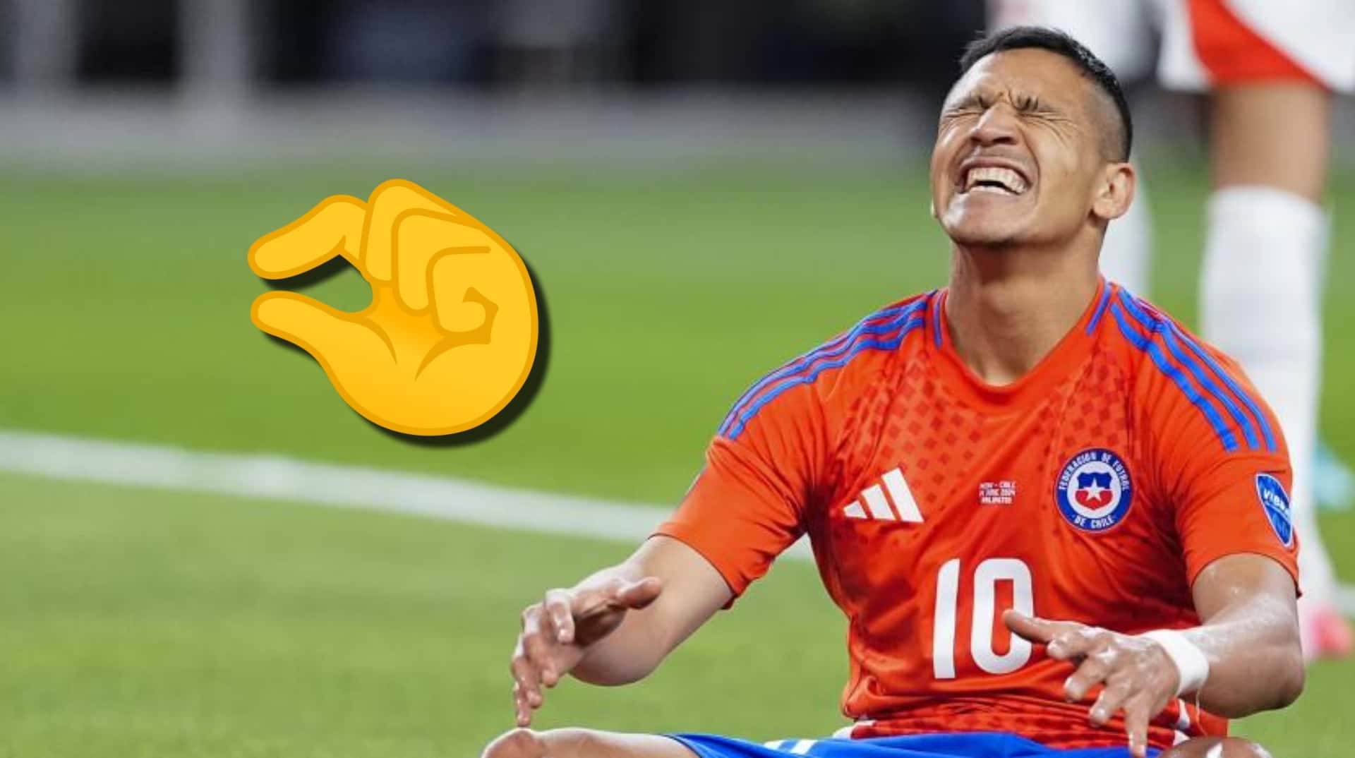 Alexis Sánchez tendido en el suelo.