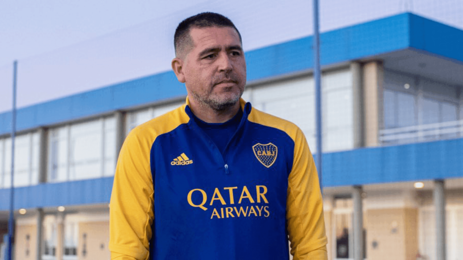 Ante la baja por lesión de Exequiel Zeballos, el Xeneize puso sus ojos en un futbolista de jerarquía internacional que podría arribar libre.