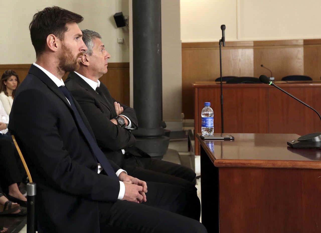 Ante la salida de Lionel Messi del Barcelona, su padre Jorge Messi estuvo en el aeropuerto para viajar hacia Paris y ultimar los detalles del contrato del futbolista y declaró con mucho enojo sobre la salida de su hijo del club español ¿Se rompió la relación entre el argentino y el Barca? Enterate de todas las novedades acá.