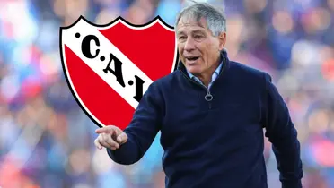 Ariel Holan y el escudo de Independiente.
