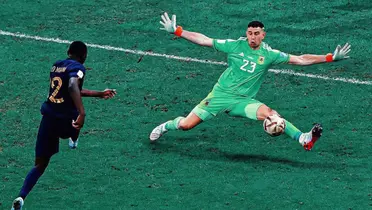 Atajada de Dibu Martínez a Kolo Muani