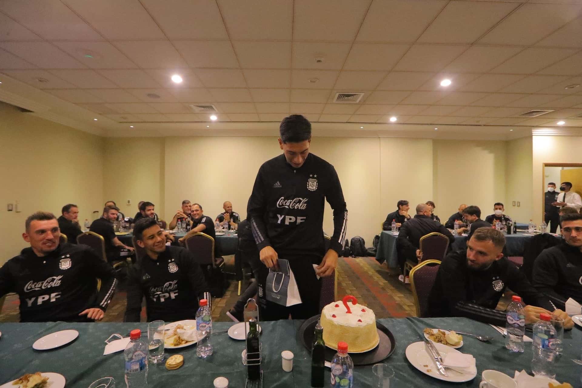 Ayer se confirmaba el positivo de Lionel Scaloni y Pablo Aimar; sin embargo hoy, se supo que todos los resultados de los jugadores argentinos en la llegada a Chile fueron negativos.