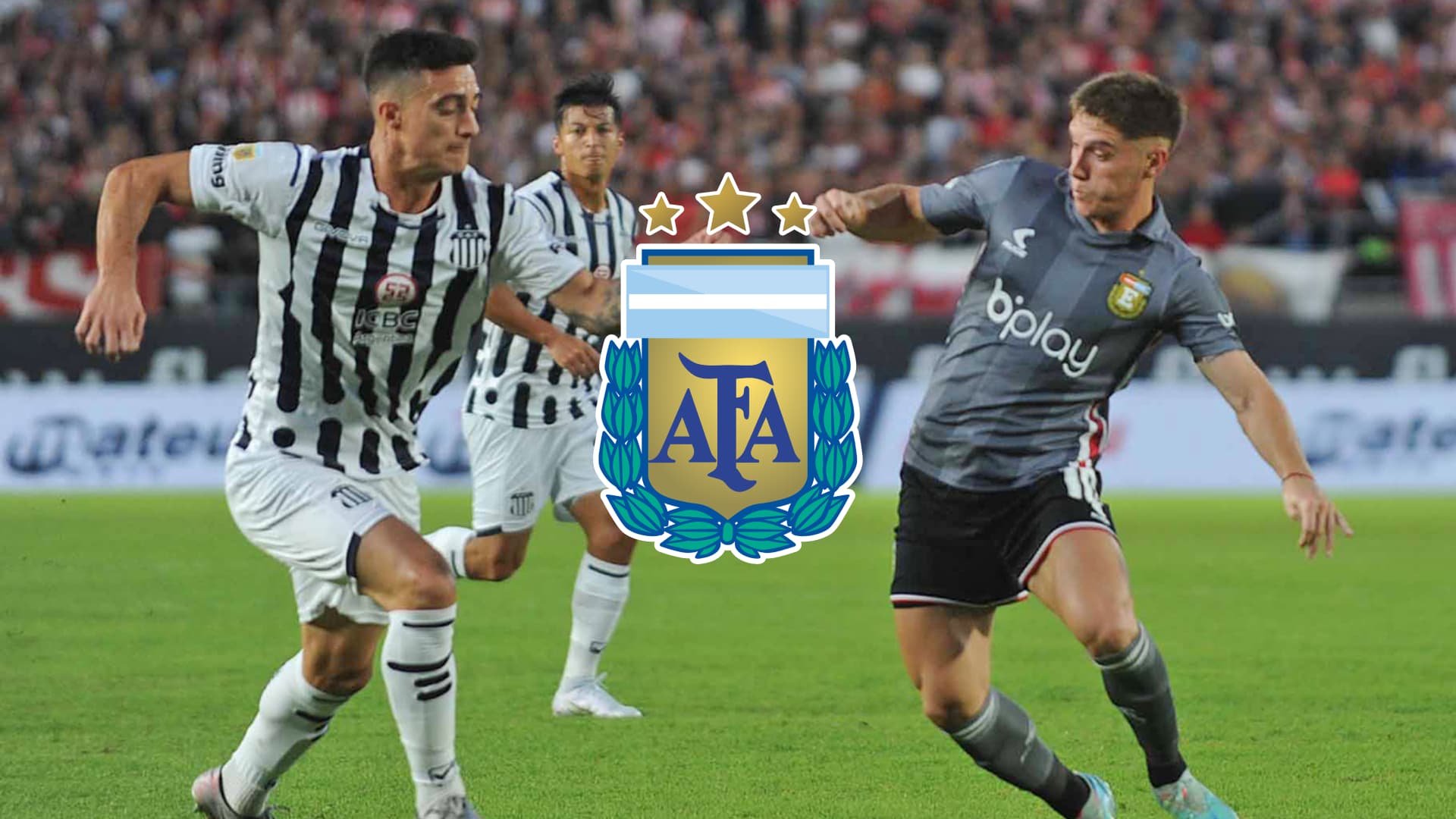 Benjamín Rollheiser disputa una pelota con jugador de Talleres de Córdoba
