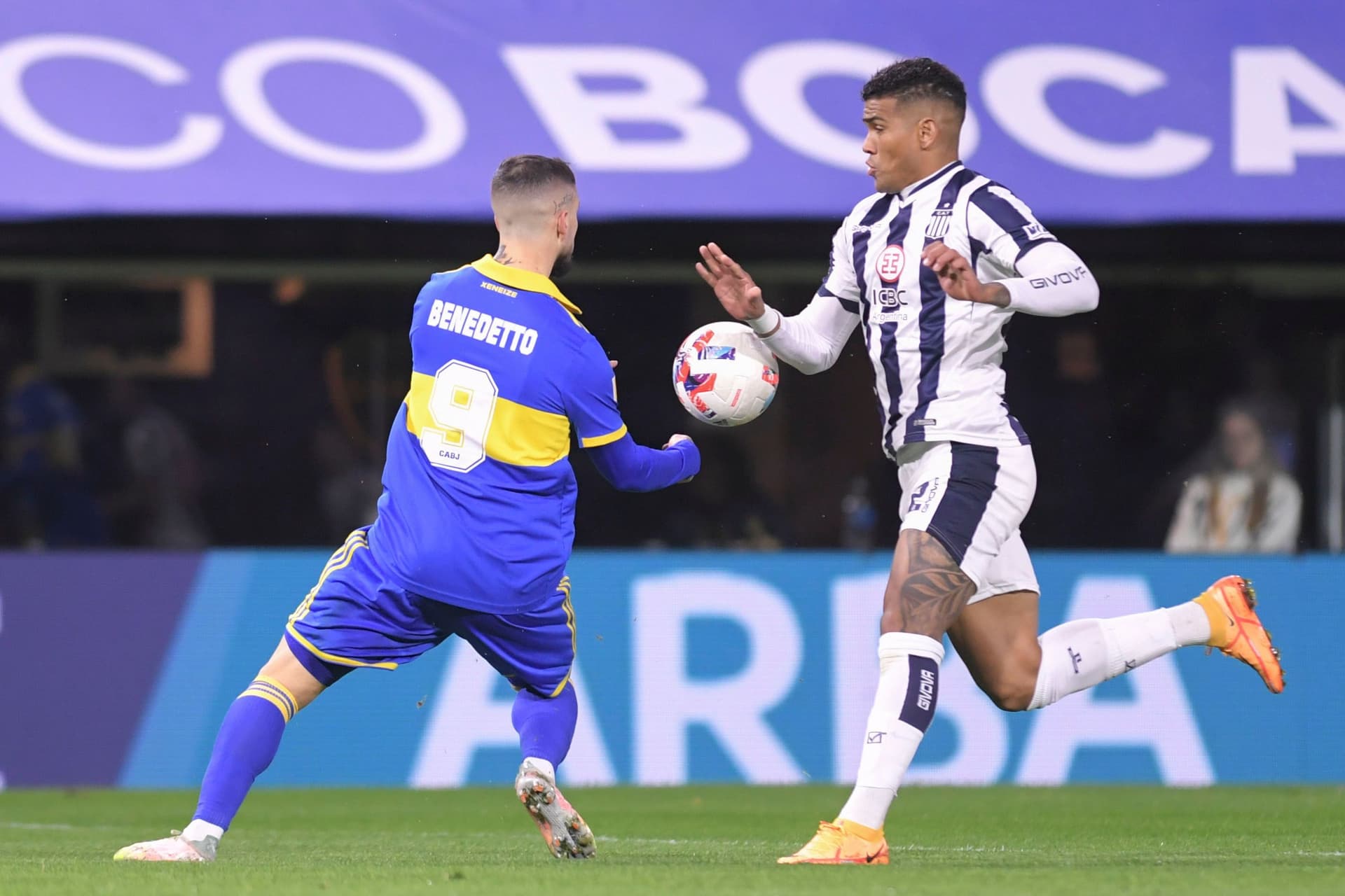 Boca derrotó 1 a 0 a Talleres y en el segundo penal contra Benedetto, el Pipa quedó en el piso tras al infracción.