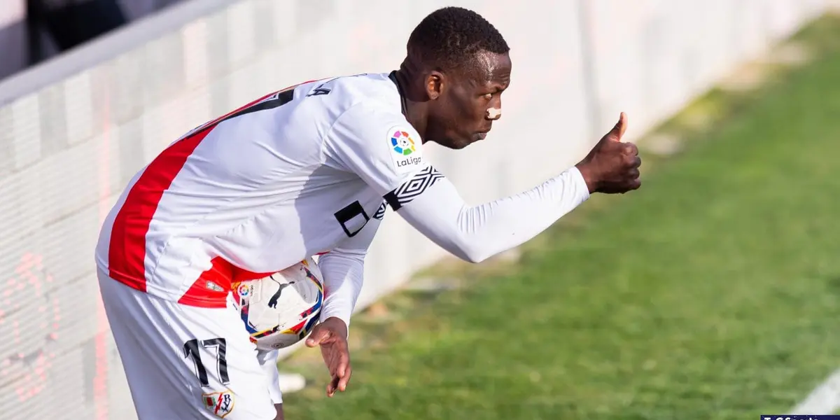 Boca incorporó en las últimas horas de manera oficial al peruano Luis Advíncula y al realizar el aislamiento obligatorio luego de llegar a la Argentina ya se puso a disposición del entrenador, el futbolista firmó contrato hasta 2024 pero, ¿Cuánto fue la cifra exacta que desembolsó el Xeneize? Todos los detalles acá.