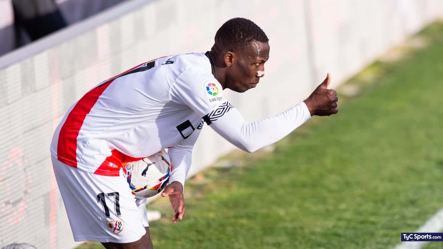 Boca incorporó en las últimas horas de manera oficial al peruano Luis Advíncula y al realizar el aislamiento obligatorio luego de llegar a la Argentina ya se puso a disposición del entrenador, el futbolista firmó contrato hasta 2024 pero, ¿Cuánto fue la cifra exacta que desembolsó el Xeneize? Todos los detalles acá.