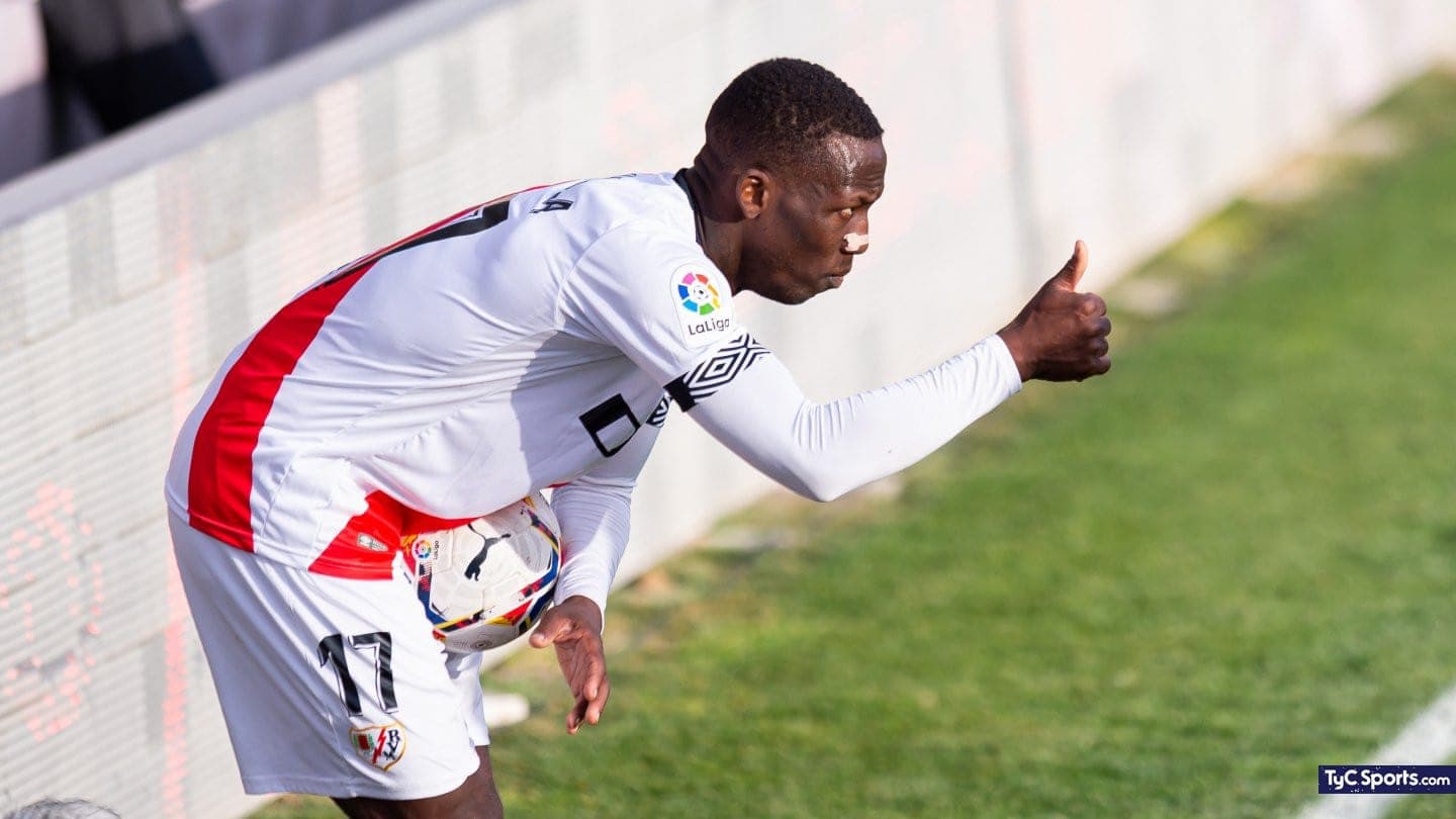 Boca incorporó en las últimas horas de manera oficial al peruano Luis Advíncula y al realizar el aislamiento obligatorio luego de llegar a la Argentina ya se puso a disposición del entrenador, el futbolista firmó contrato hasta 2024 pero, ¿Cuánto fue la cifra exacta que desembolsó el Xeneize? Todos los detalles acá.