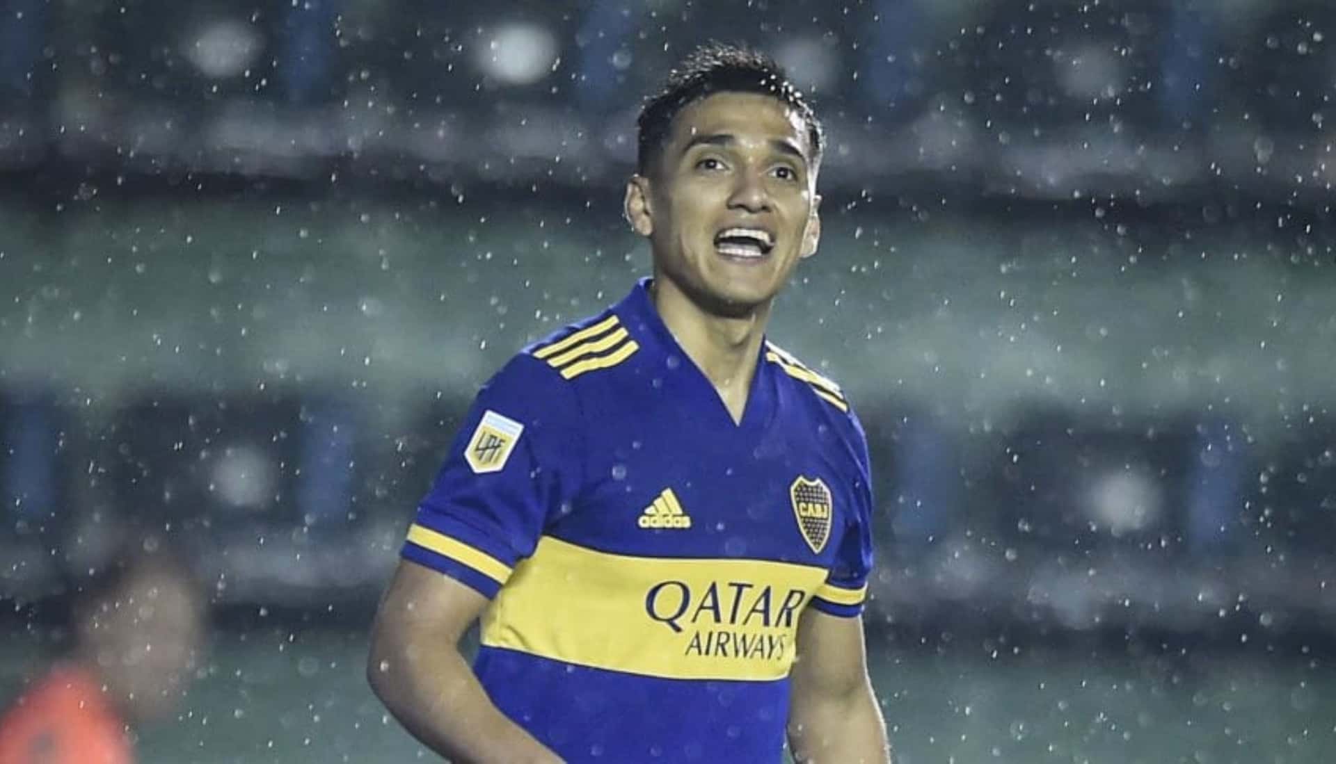 Boca lo cedió a prestamo y tiene muy poca participación en Alajuelense de Costa Rica