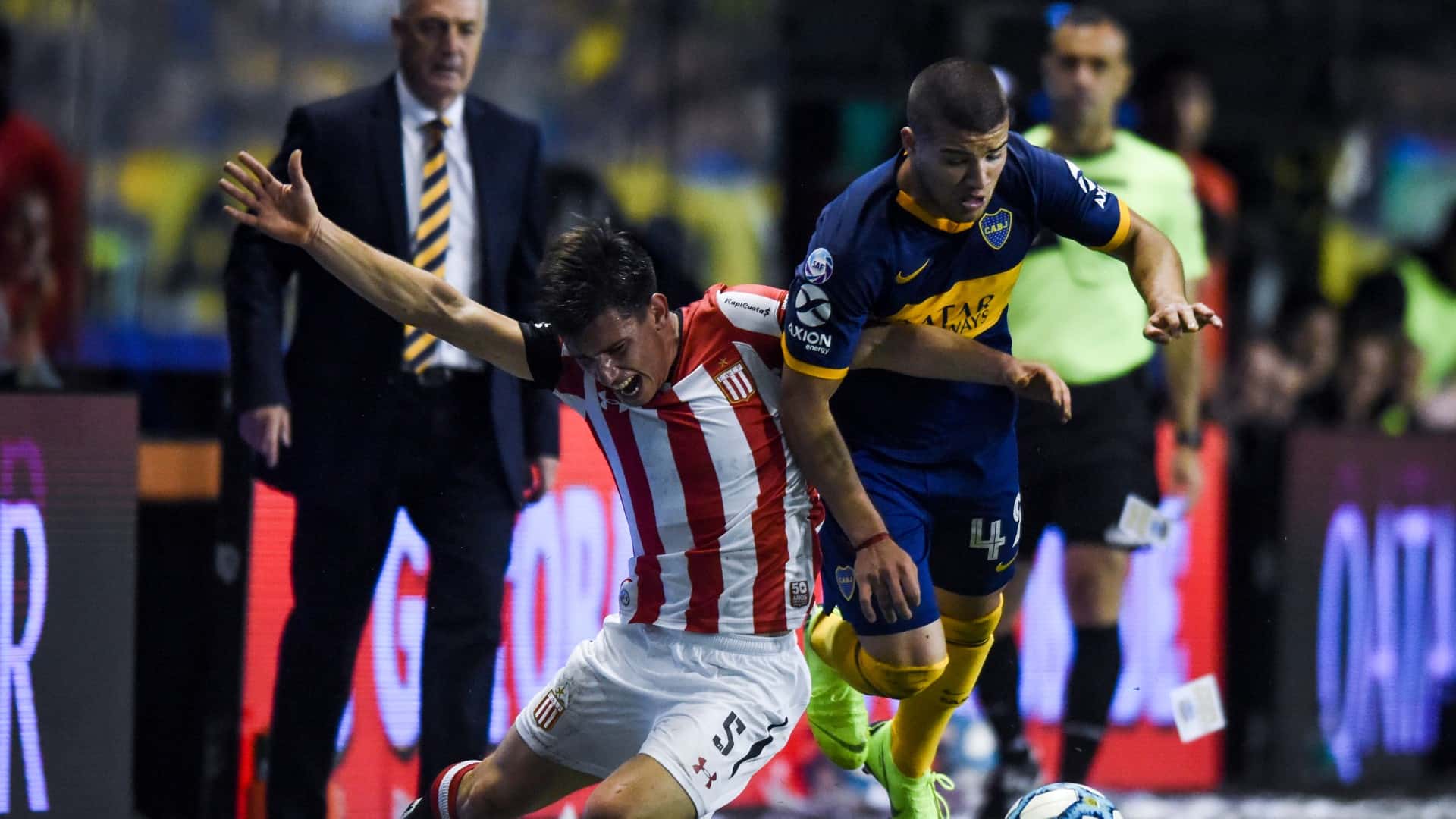 Boca y Estudiantes se enfrentan este domingo 15 de agosto por la fecha seis de la Liga Profesional en un gran encuentro donde es el Xeneize necesita conseguir su primera victoria en el campeonato y el Pincha quiere seguir estirando su buena racha ¿En qué horario juegan y por donde transmiten el encuentro? Enterate de todas las novedades acá.