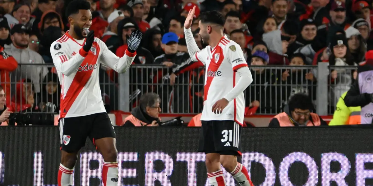 Borja festeja con Santiago Simón el gol de River.