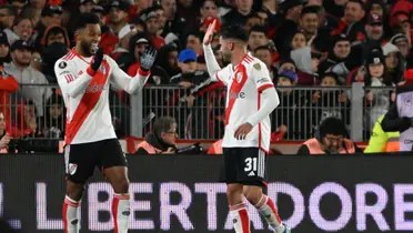 Borja festeja con Santiago Simón el gol de River.