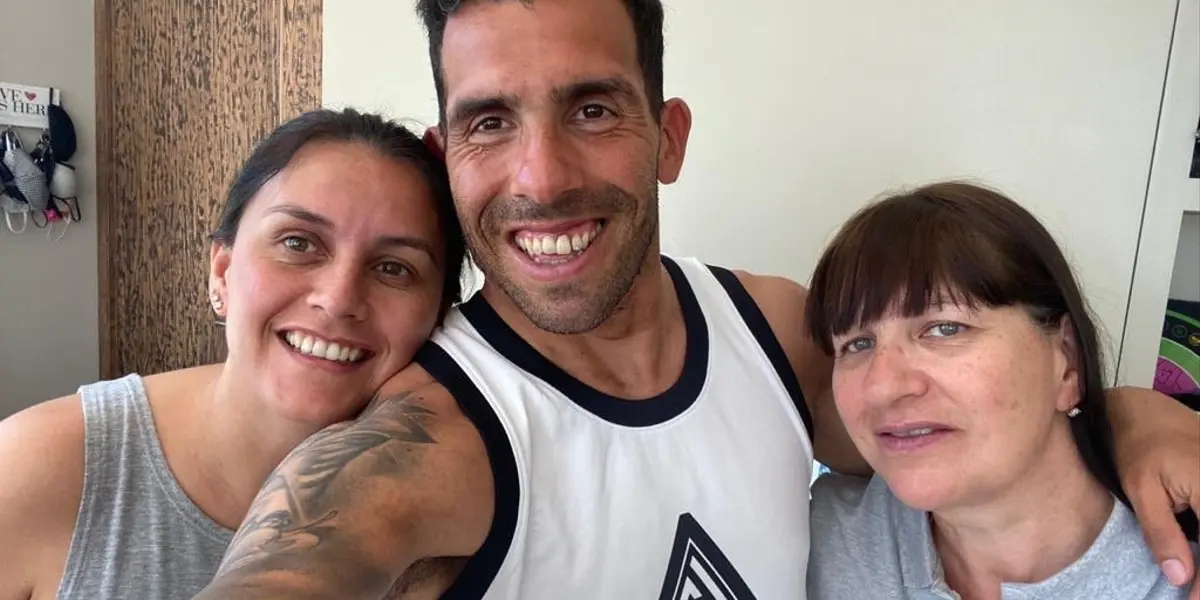Carlos Tévez compartió una foto junto a su mujer y su mamá, en saludo por el día de las madres.