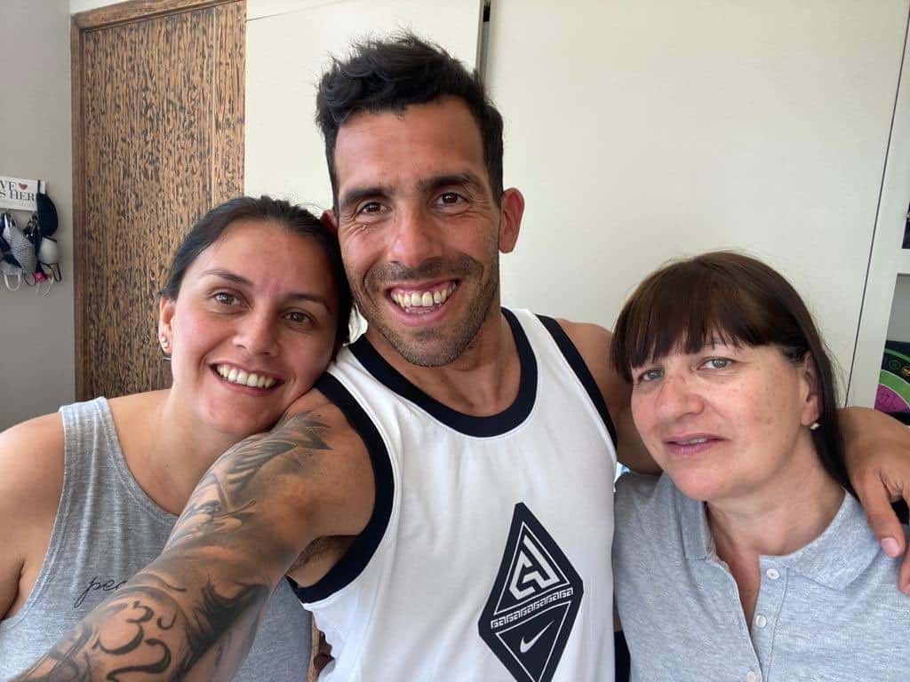 Carlos Tévez compartió una foto junto a su mujer y su mamá, en saludo por el día de las madres.
