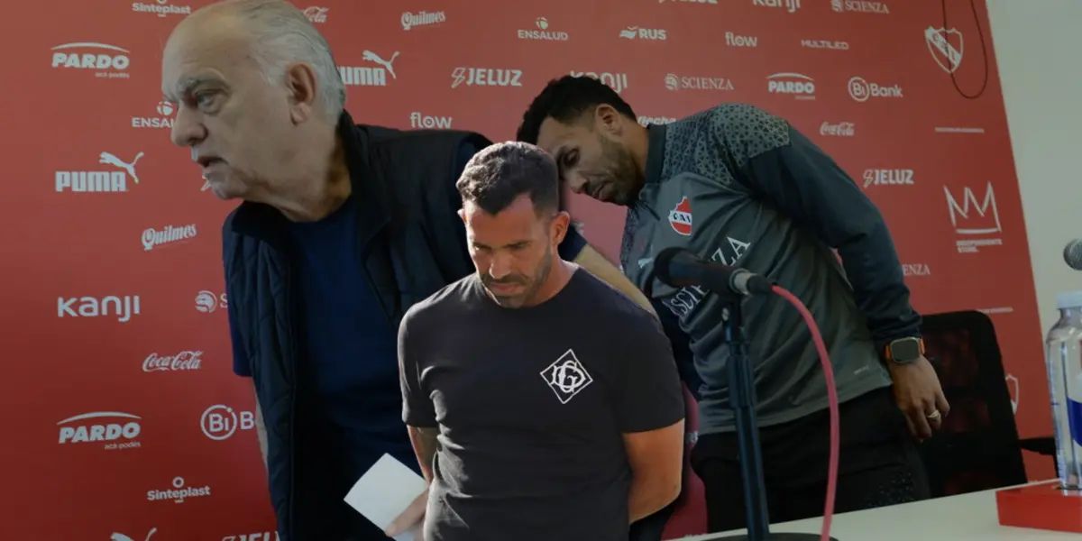 Carlos Tévez saliendo de una conferencia de prensa junto a Néstor Grindetti.