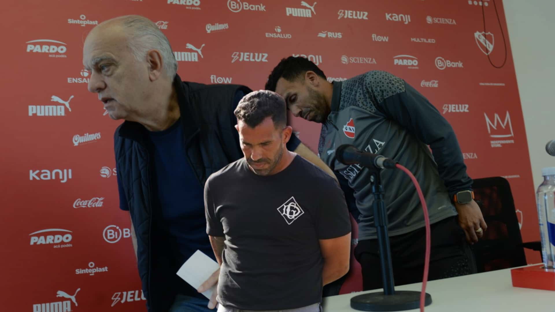 Carlos Tévez saliendo de una conferencia de prensa junto a Néstor Grindetti.