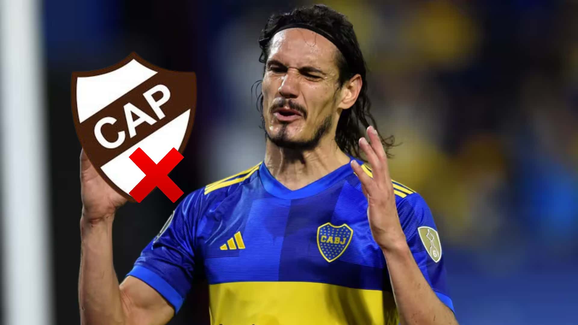 Cavani se lamenta durante un partido de Boca.