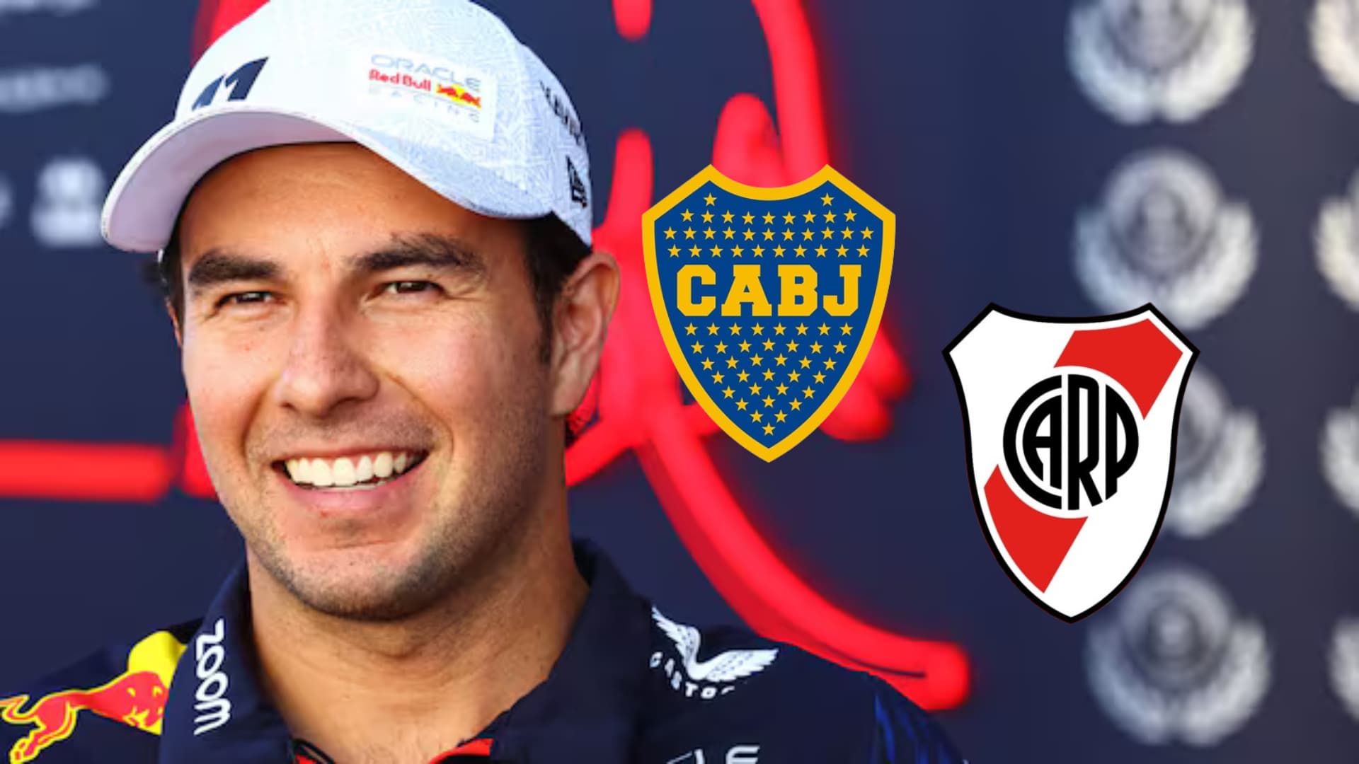 Checo Pérez sonriendo mientras luce una gorra blanca.