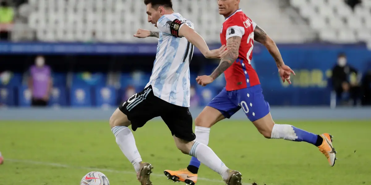 Con gol de Lionel Messi de tiro libre y de Eduardo Vargas, el partido terminó igualado 1-1.