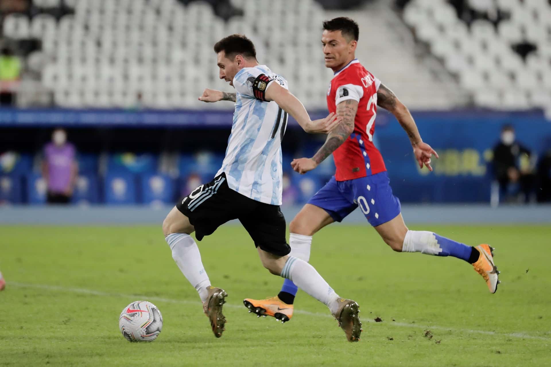 Con gol de Lionel Messi de tiro libre y de Eduardo Vargas, el partido terminó igualado 1-1.