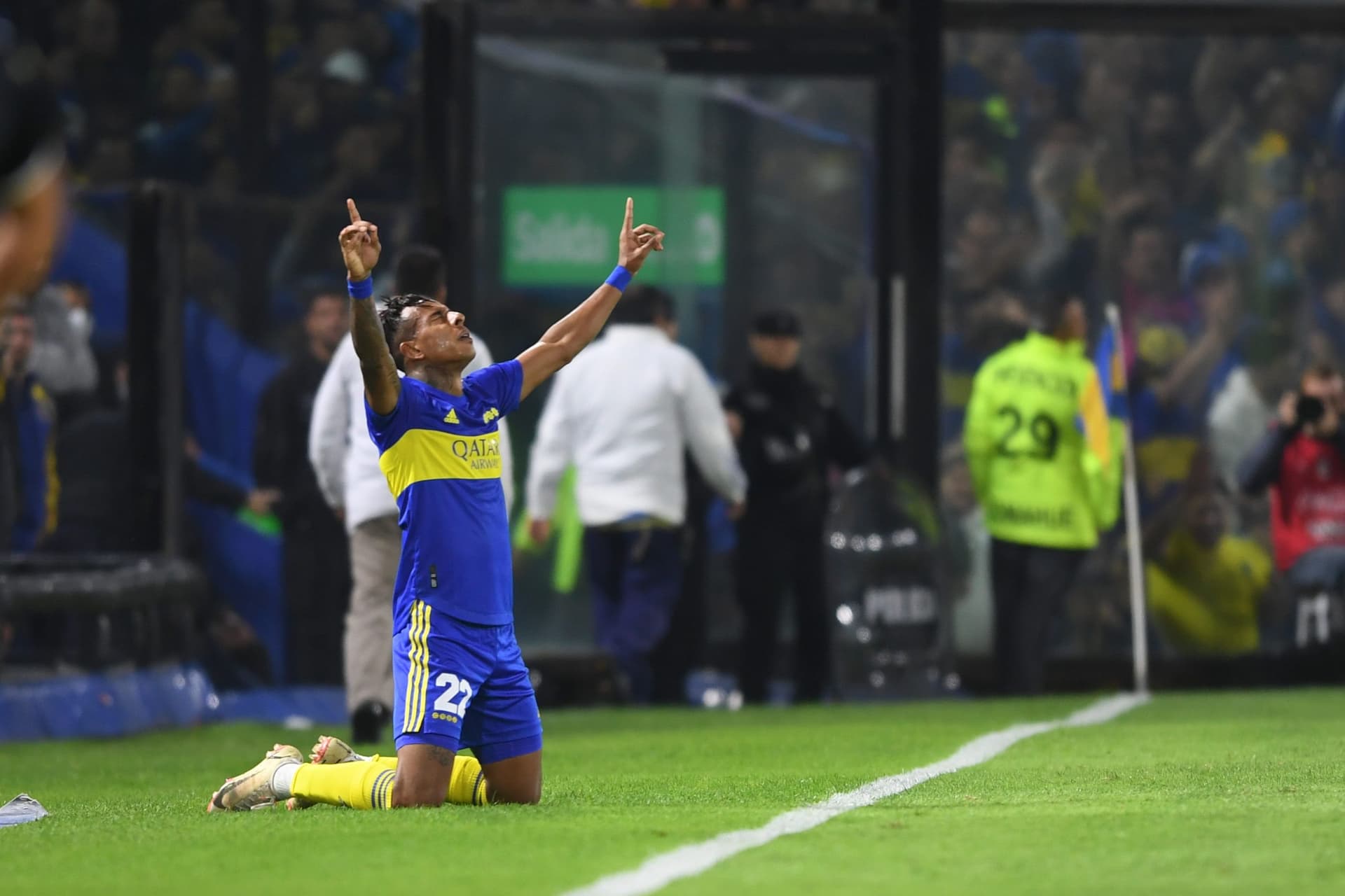 Con goles de Villa y Ramírez, el Xeneize derrotó 2 a 0 al Halcón y disputará la semifinal de la Copa de la Liga frente a Racing el próximo sábado.