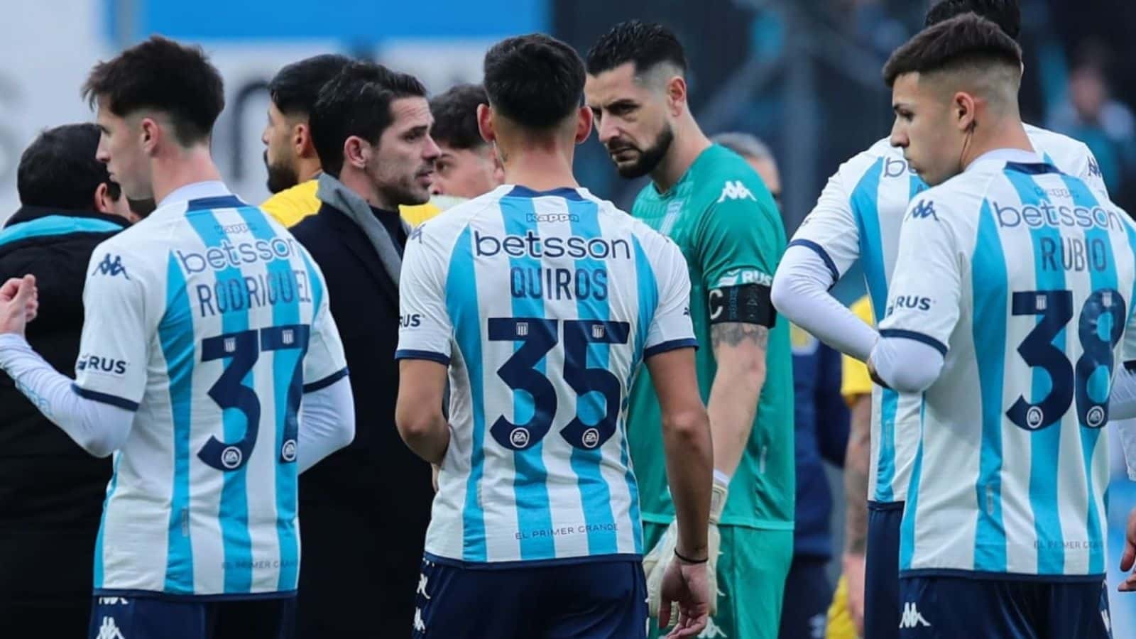 Con un equipo que alterna variantes de manera constante, el entrenador de La Academia tomó una llamativa elección.