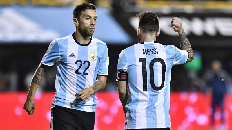 Con una alineación aún incierta, Alejandro Darío Gómez cumple varias cualidades que complementarían perfectamente con Lionel Messi en la Selección de Fútbol de Argentina.