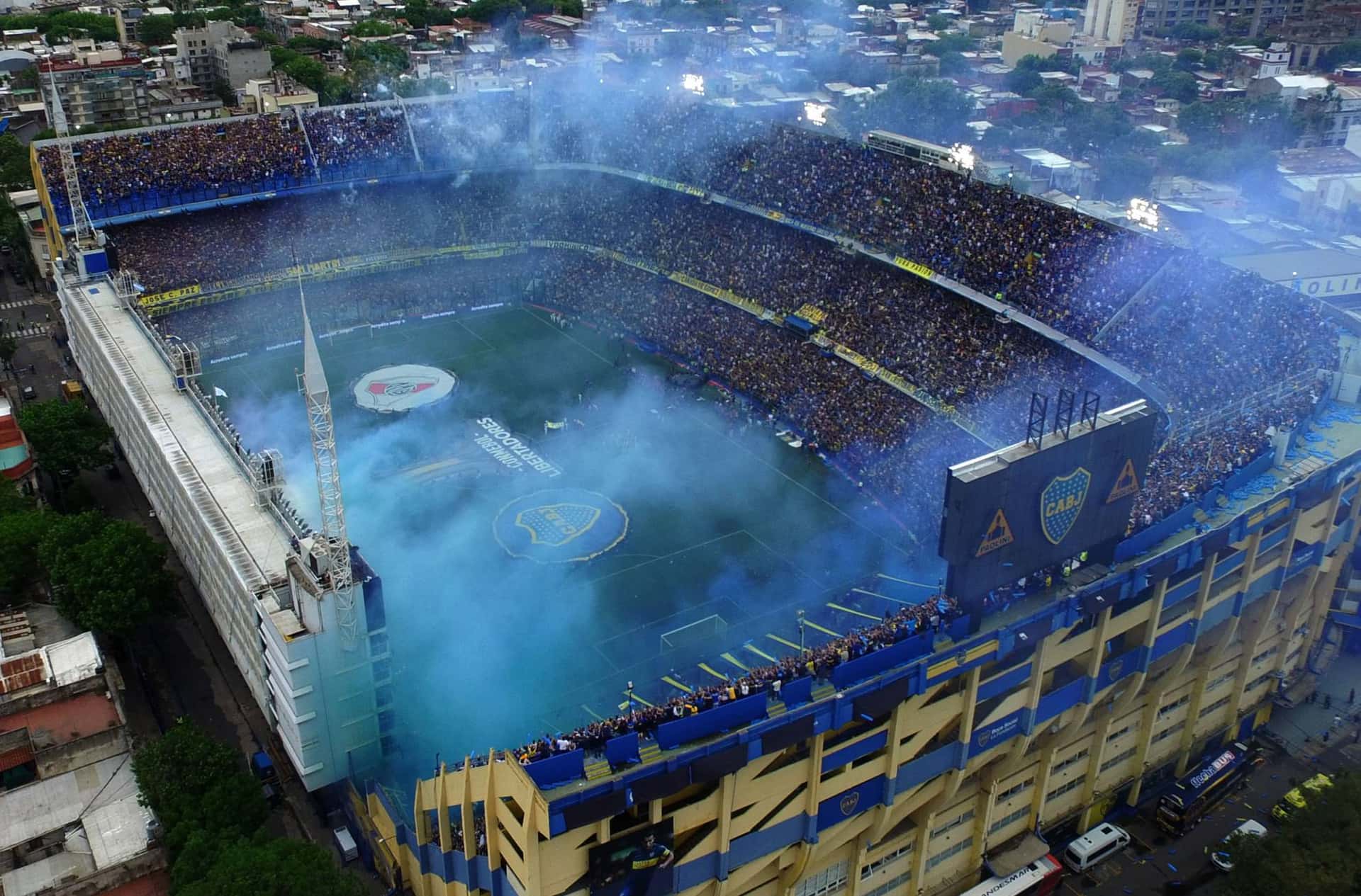 Conocidos en Argentina como bosteros, xeneizes o como prefieren autodenominarse (“la mitad más uno”), Boca Juniors es uno de los clubes más populares del país. Con un gran caudal de hinchas y una historia rica, especialmente en torno a la historia de su cancha, la reconocida Bombonera.