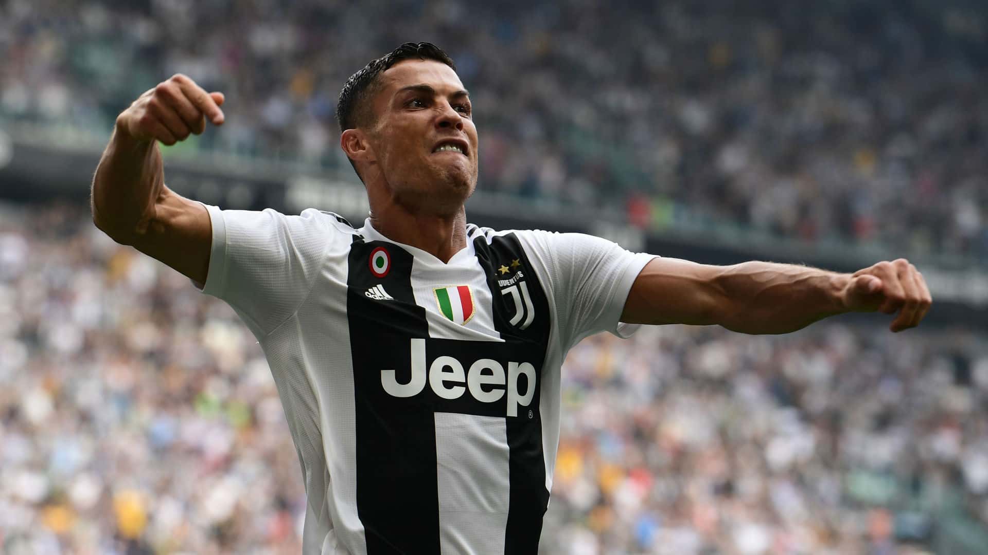 Cristiano Ronaldo a través de los años se convirtió en uno de los mejores deportistas del mundo, y su valor va creciendo a medida que pasa el tiempo. En la actualidad su salario ronda entre los 30 millones de euros anuales ¿Cuánto cobraba en el Real Madrid? Enterate de toda la información acá.