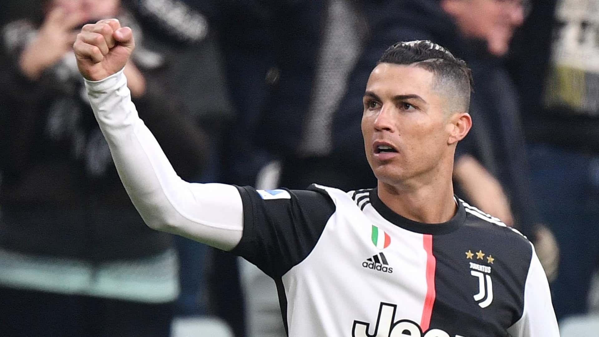 Cristiano Ronaldo es de los mejores jugadores de toda la historia del fútbol y su valor fue creciendo año tras año al demostrar su nivel en cada club en el que estuvo. Actualmente vive en Turín y juega para la Juventus ¿Cómo es la mansión donde vive el portugués? Te contamos los detalles acá.