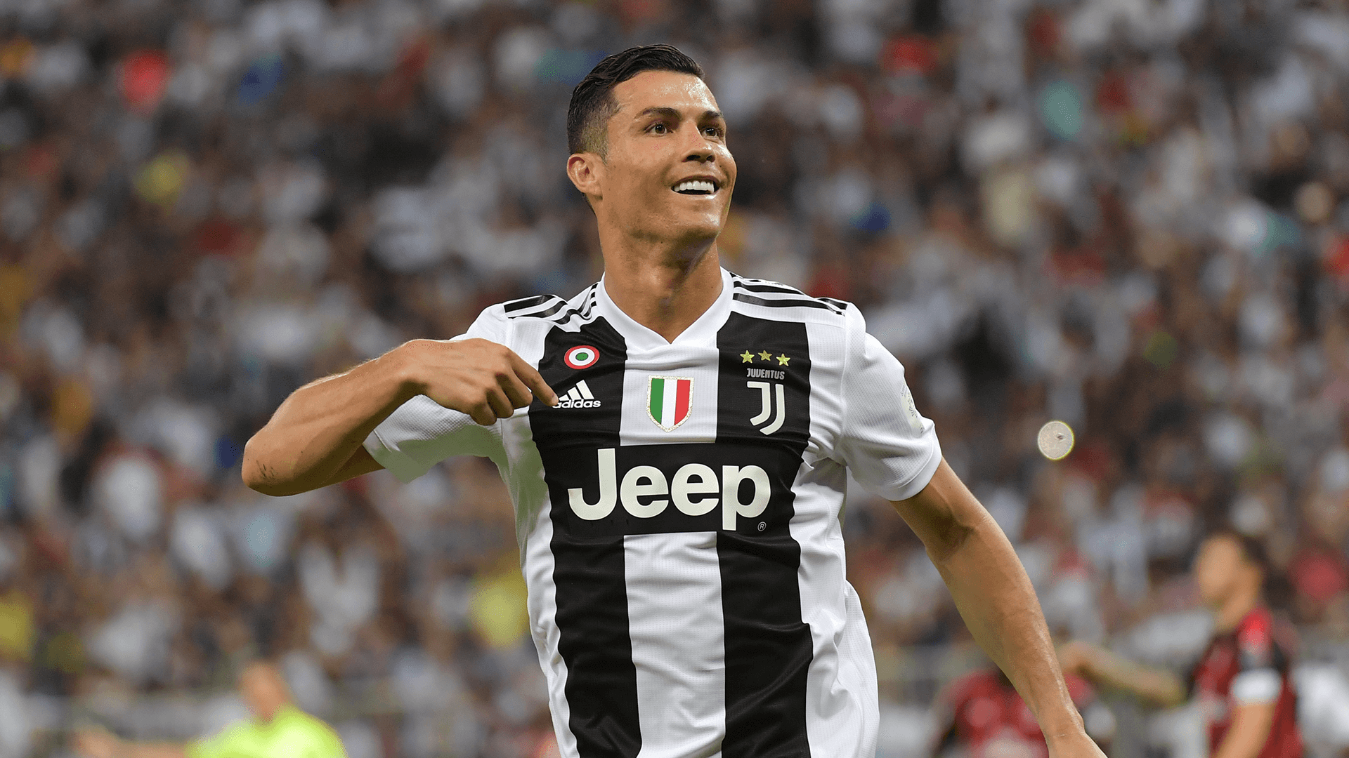 Cristiano Ronaldo es uno de los mejores jugadores de la historia del fútbol y actualmente se desempeña como futbolista de la Juventus que ante los rumores de su salida le puso precio al jugador, 29 millones de euros para el club que lo quiera fichar ¿Cuánto cobra el portugués? Enterate de toda la información acá.