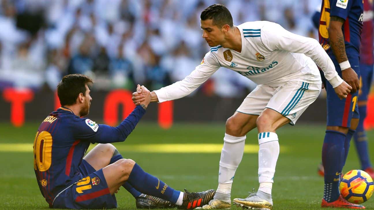 Cristiano Ronaldo está a un paso de convertirse en nuevo futbolista del Manchester United y rompería el mercado de pases junto a la llegada de Lionel Messi al París Saint-Germain. Ambos tendrán contratos muy elevados, pero el astro argentino cobrará más, unos 35 millones de euros anuales ¿Cuánto recibirá el portugués en Inglaterra? Enterate de toda la información acá.