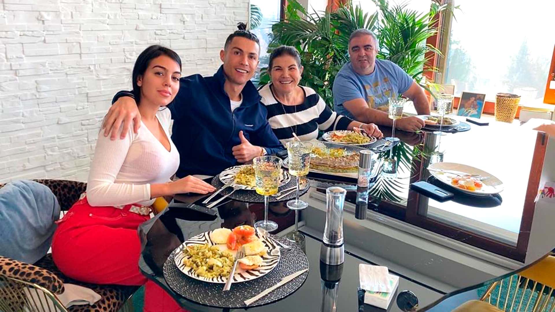 Cristiano Ronaldo lleva 19 años como profesional siendo jugador de fútbol y día a día sigue perfeccionándose para mejorar detalles en su juego y también en su estado físico ¿Cómo es la dieta que lleva el portugués para estar al 100% cada año? Enterate todos los detalles acá.