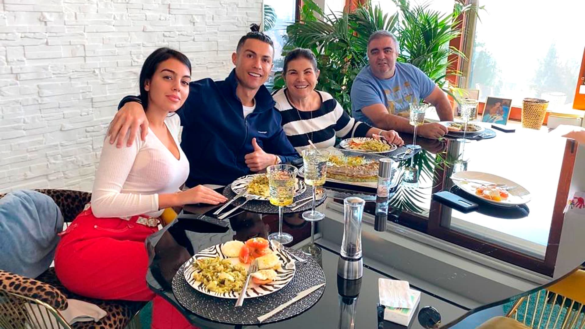 Cristiano Ronaldo lleva 19 años como profesional siendo jugador de fútbol y día a día sigue perfeccionándose para mejorar detalles en su juego y también en su estado físico ¿Cómo es la dieta que lleva el portugués para estar al 100% cada año? Enterate todos los detalles acá.